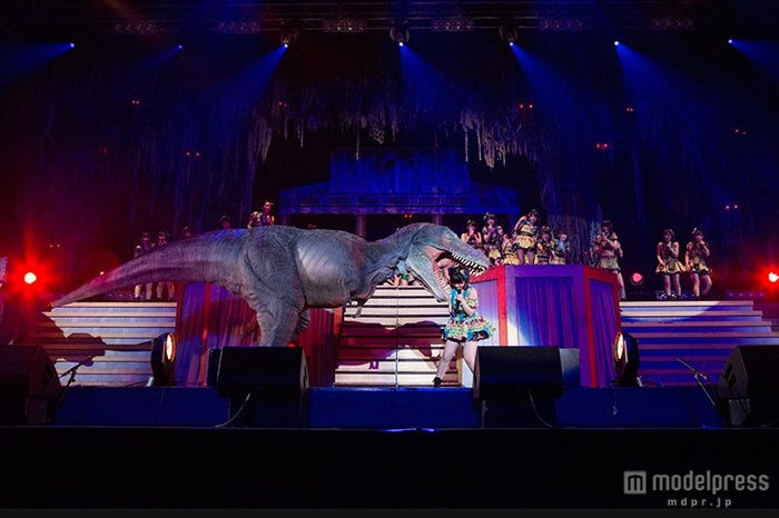 朝長美桜(中央)(C)AKS