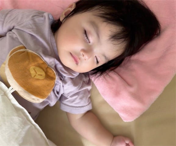 アレクサンダー、次女・グーちゃんの寝顔に幸せ実感「可愛いすぎてこまるー」