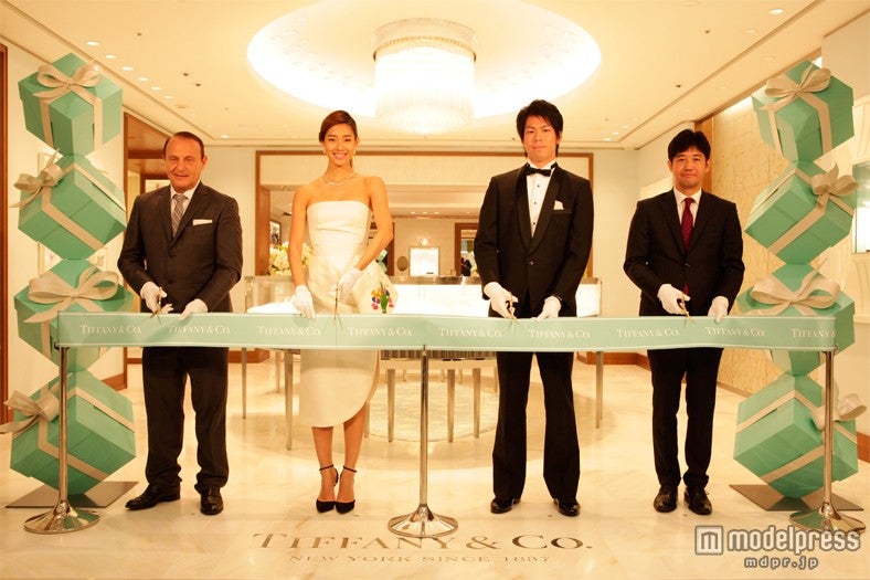 ティファニー リニューアルオープン セレモニーに出席したすみれ（中左）