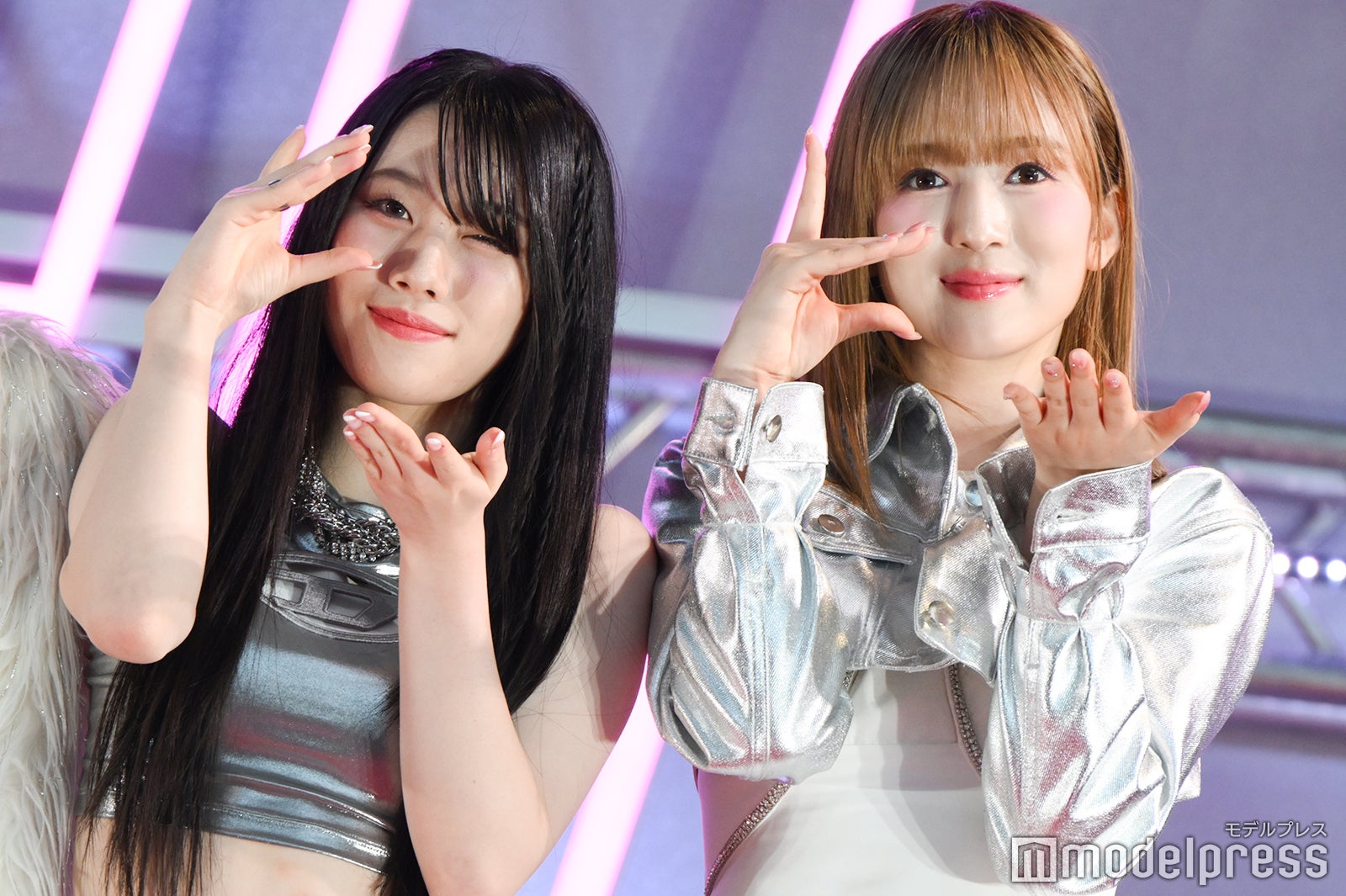 「Click」ポーズをするAYANE、SUZU（C）モデルプレス