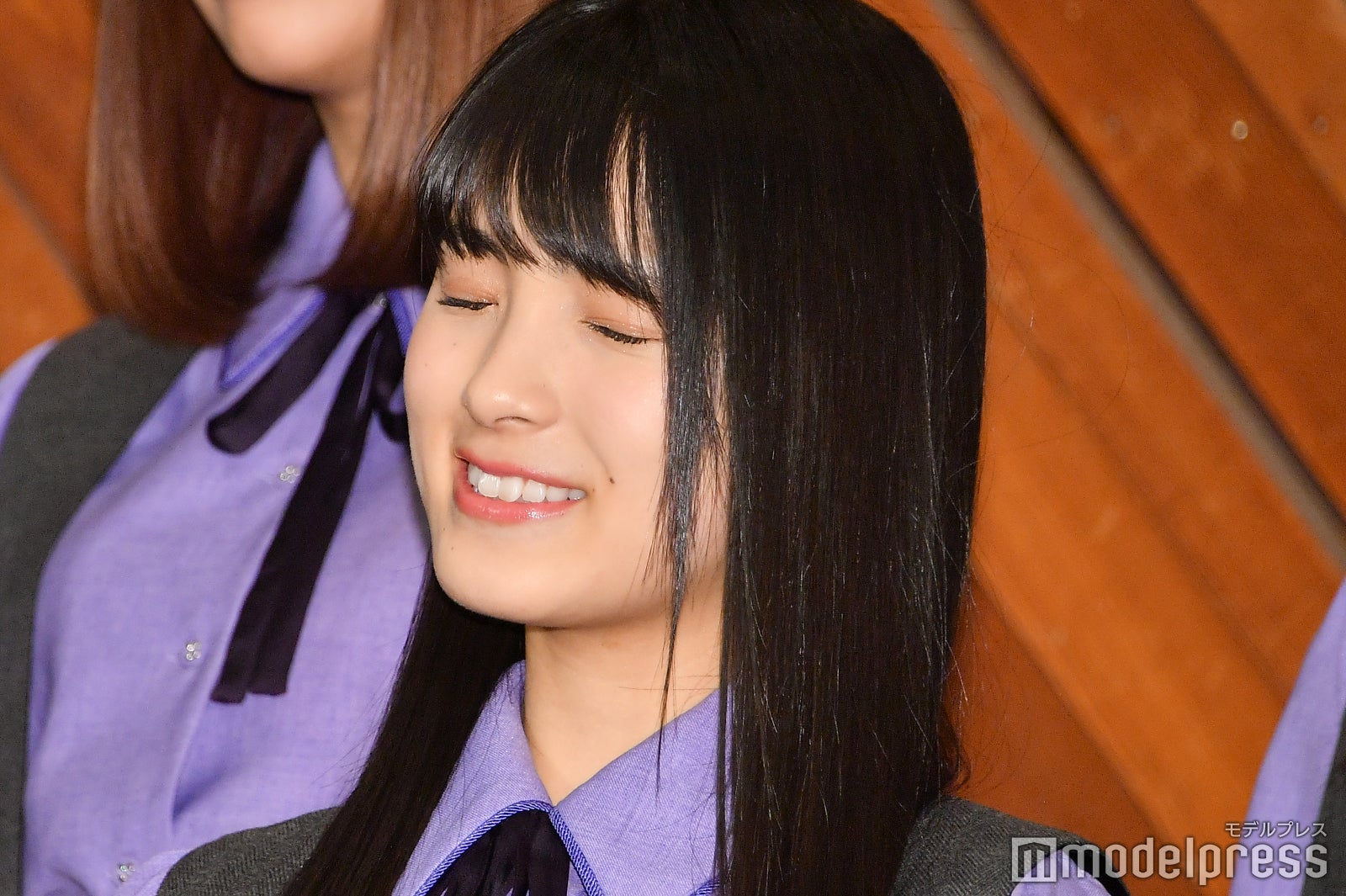 カメラの光が眩しくて、目をパチパチしていた大園桃子 （C）モデルプレス