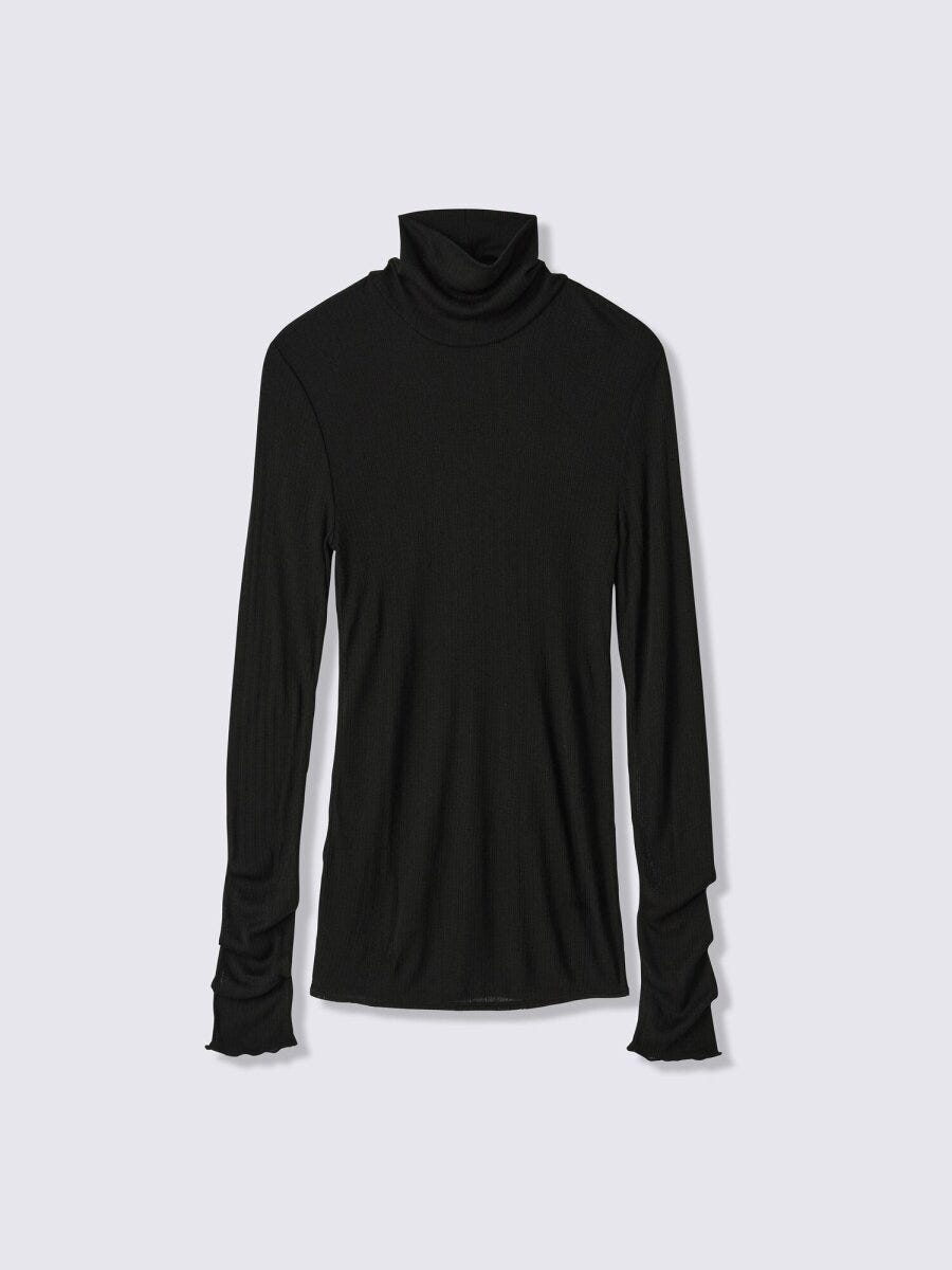 黒のタートルネック長袖Tシャツの物撮り 黒のタートルネック長袖Tシャツの物撮り