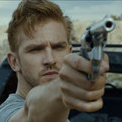 『ダウントン・アビー』のマシュー役ダン・スティーヴンス主演の映画『ザ・ゲスト』11月8日公開