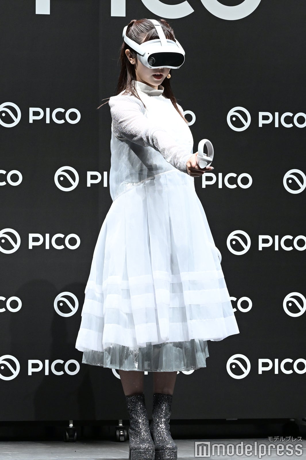 バレーボールのゲームに挑戦する峯岸みなみ （C）モデルプレス