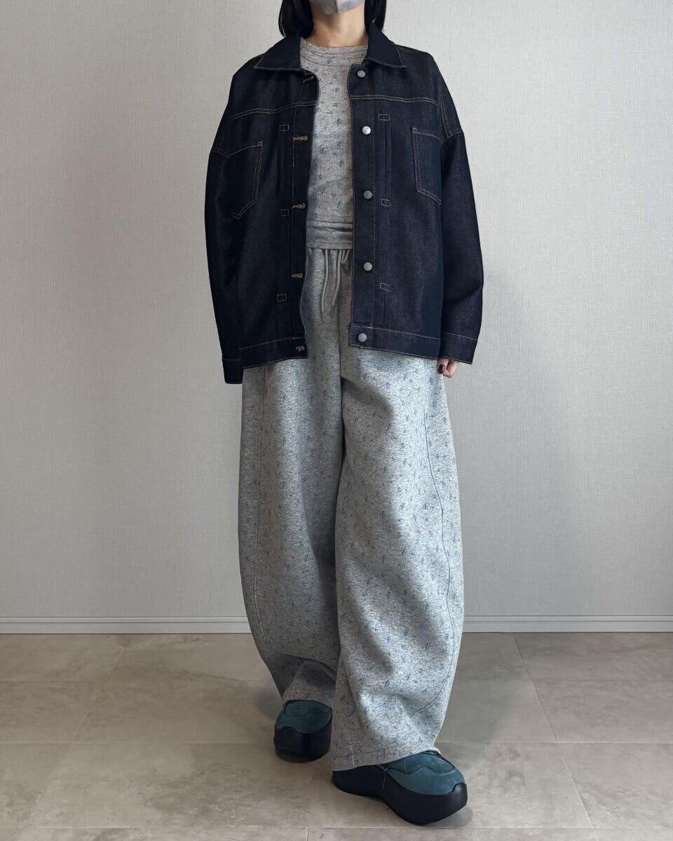 グレーのリブTシャツにスウェットパンツとデニムジャケットを合わせた全身写真 グレーのリブTシャツにスウェットパンツとデニムジャケットを合わせた全身写真
