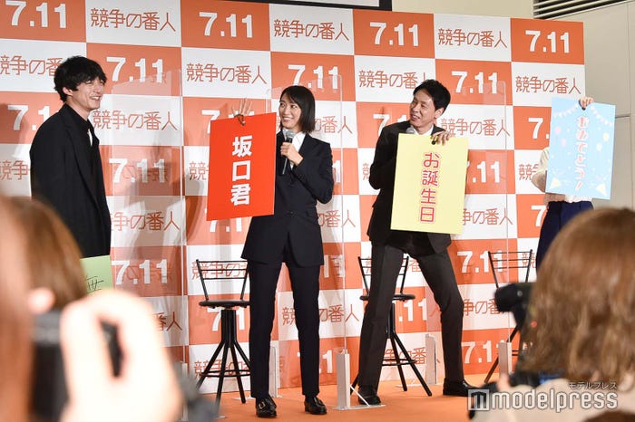 坂口健太郎にサプライズをする杏、大倉孝二、寺島しのぶ(C)モデルプレス