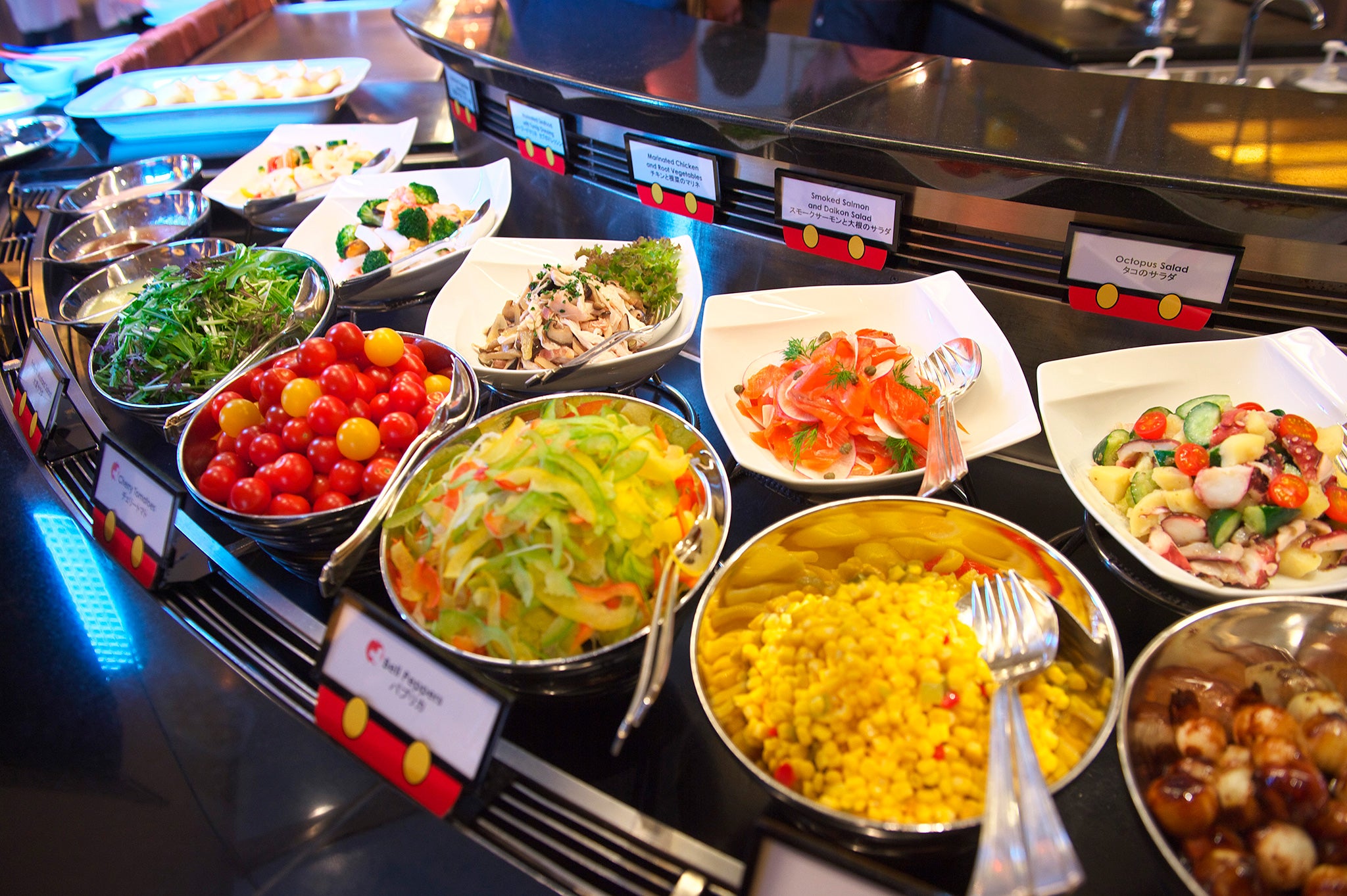 ブッフェ台／シェフ・ミッキー（C）Disney