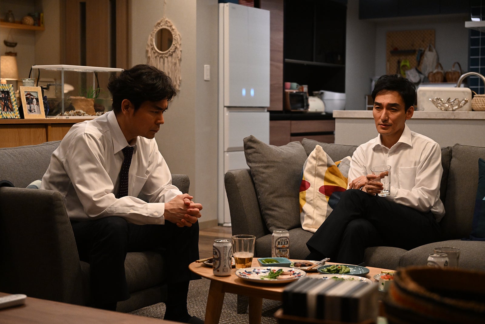 小澤征悦、草なぎ剛 「罠の戦争」第3話より（C）カンテレ