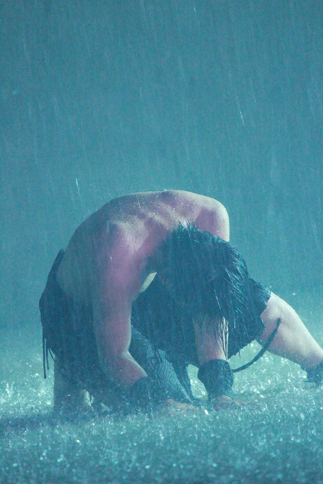 上半身裸で踊るシーンも(画像提供:DD)