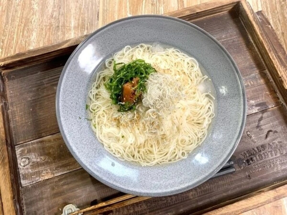 グレーの器に梅しそしらすが乗ったそうめん