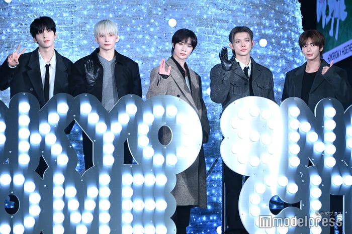 (左より)SOOBIN(スビン)、HUENINGKAI(ヒュニンカイ)、BEOMGYU(ボムギュ)、YEONJUN(ヨンジュン)、TAEHYUN(テヒョン)(C)モデルプレス