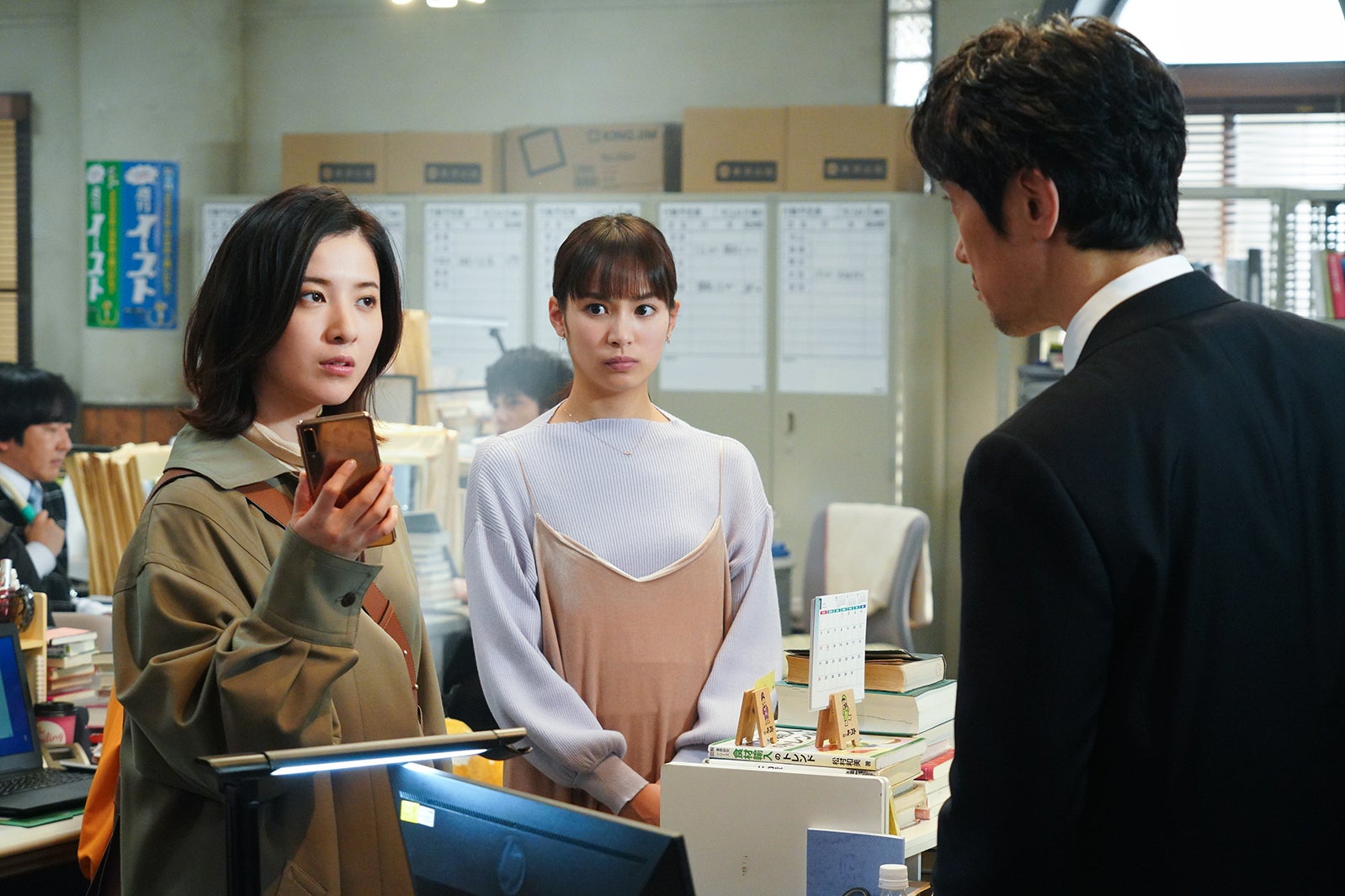 関水渚 （中央）／「知らなくていいコト」より（C）日本テレビ