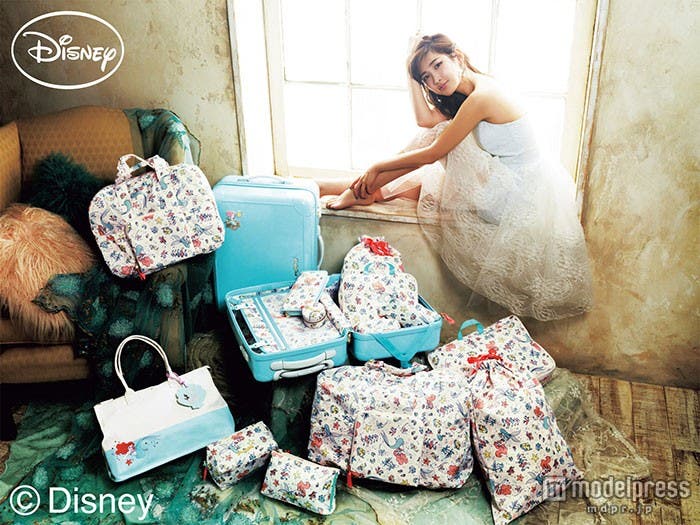 純白のミニドレスをまとった清廉な紗栄子