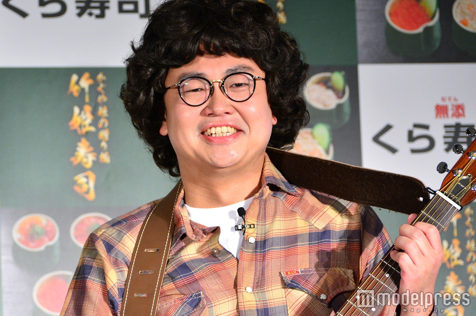 南こうせつに扮する鰻和弘 （C）モデルプレス