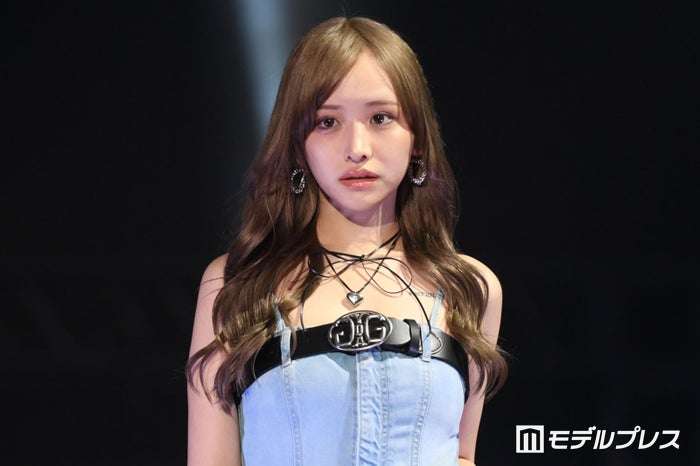 「今日好き」2児の母・重川茉弥、キャミワンピで美デコルテ全開 流し前髪が大人ムード【沖縄コレクション2024】