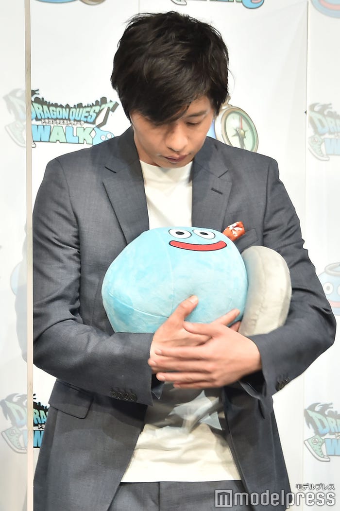スラミチのぬいぐるみを見つめる田中圭(C)モデルプレス