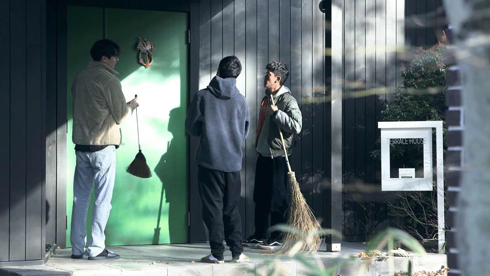 玄関もお正月仕様に「TERRACE HOUSE OPENING NEW DOORS」12th WEEK（C）フジテレビ／イースト・エンタテインメント