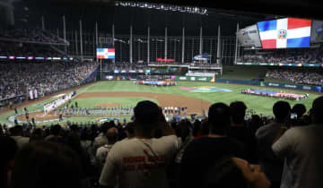 WBC観戦の美女タレント2人「奇跡的に会えた」ずん・飯尾、出川哲朗、ロッチ中岡と5ショット