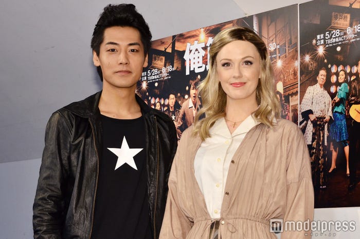 福士誠治、シャーロット・ケイト・フォックス(C)モデルプレス