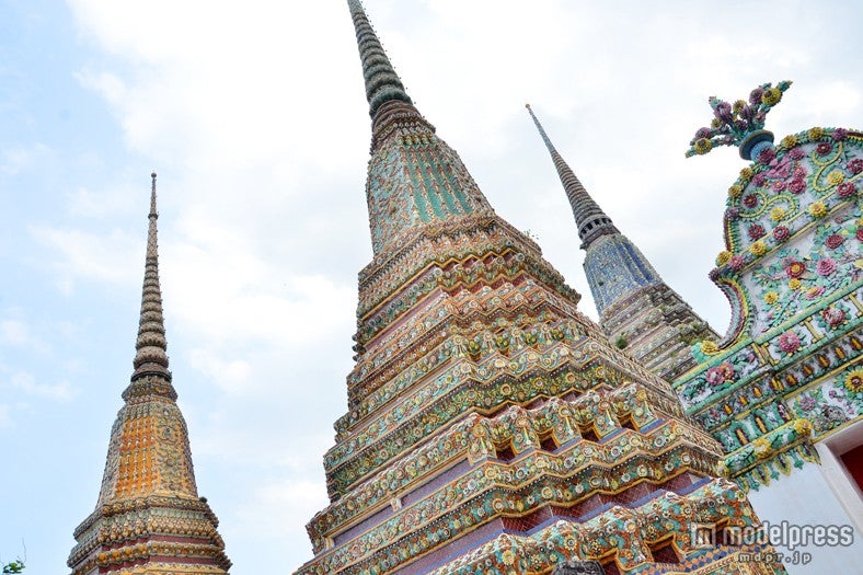 色鮮やかな中国製の陶器が埋め込まれた仏塔 （C）モデルプレス