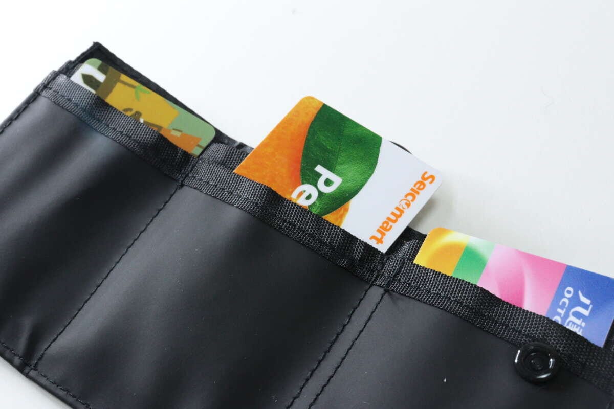 ダイソー 三つ折り財布 ダイソーの三つ折り財布にカードを入れる