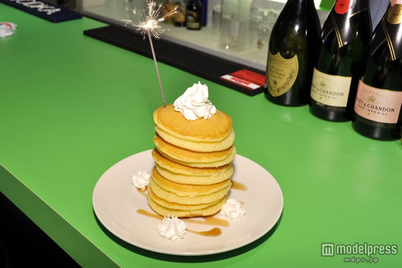 花火をつけて運ばれるホットケーキ