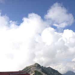 燕山荘と奥に燕岳（C）モデルプレス