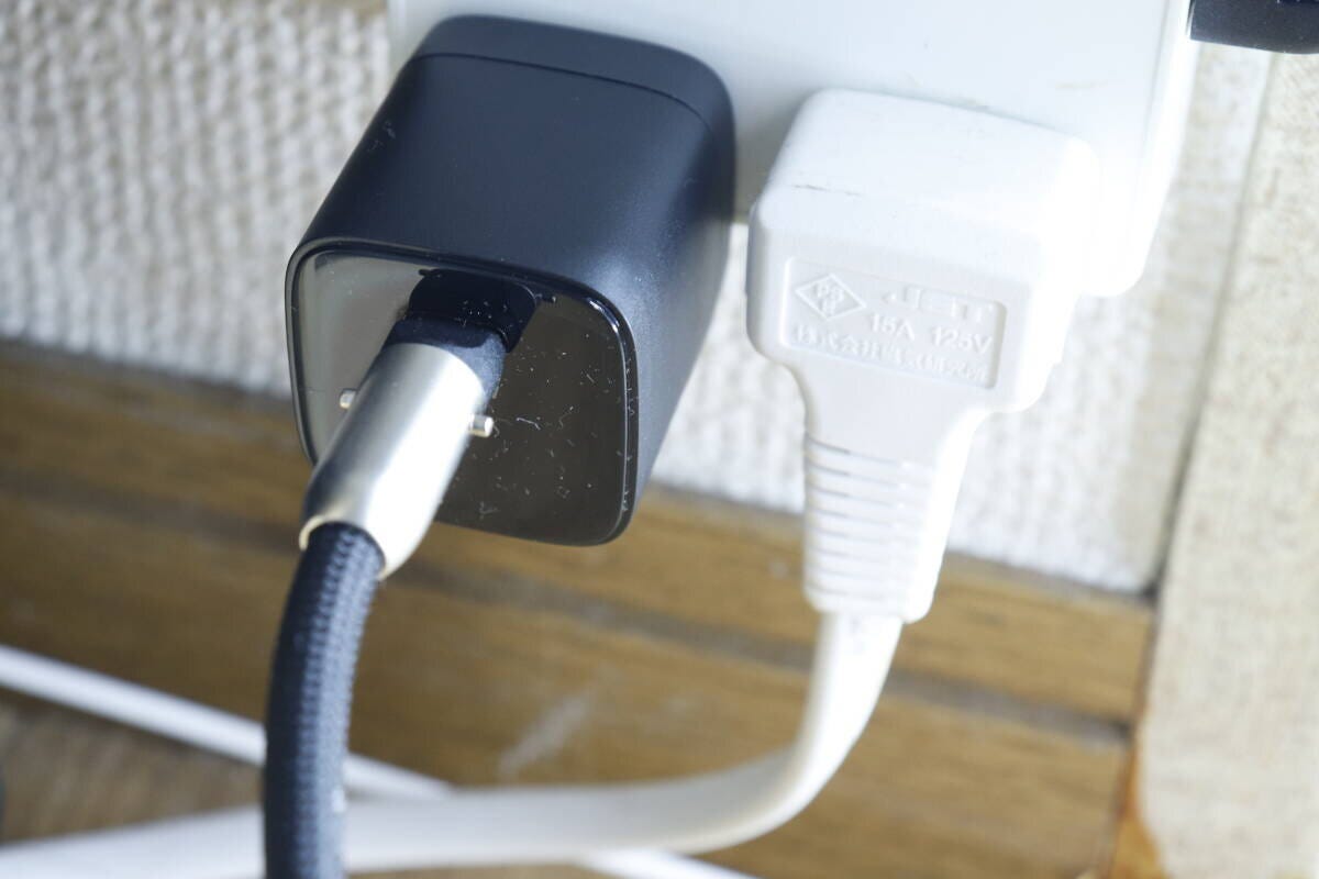 ダイソーGaN充電器をコンセントに差し込み充電ケーブルを接続 ダイソーGaN充電器をコンセントに差し込み充電ケーブルを接続
