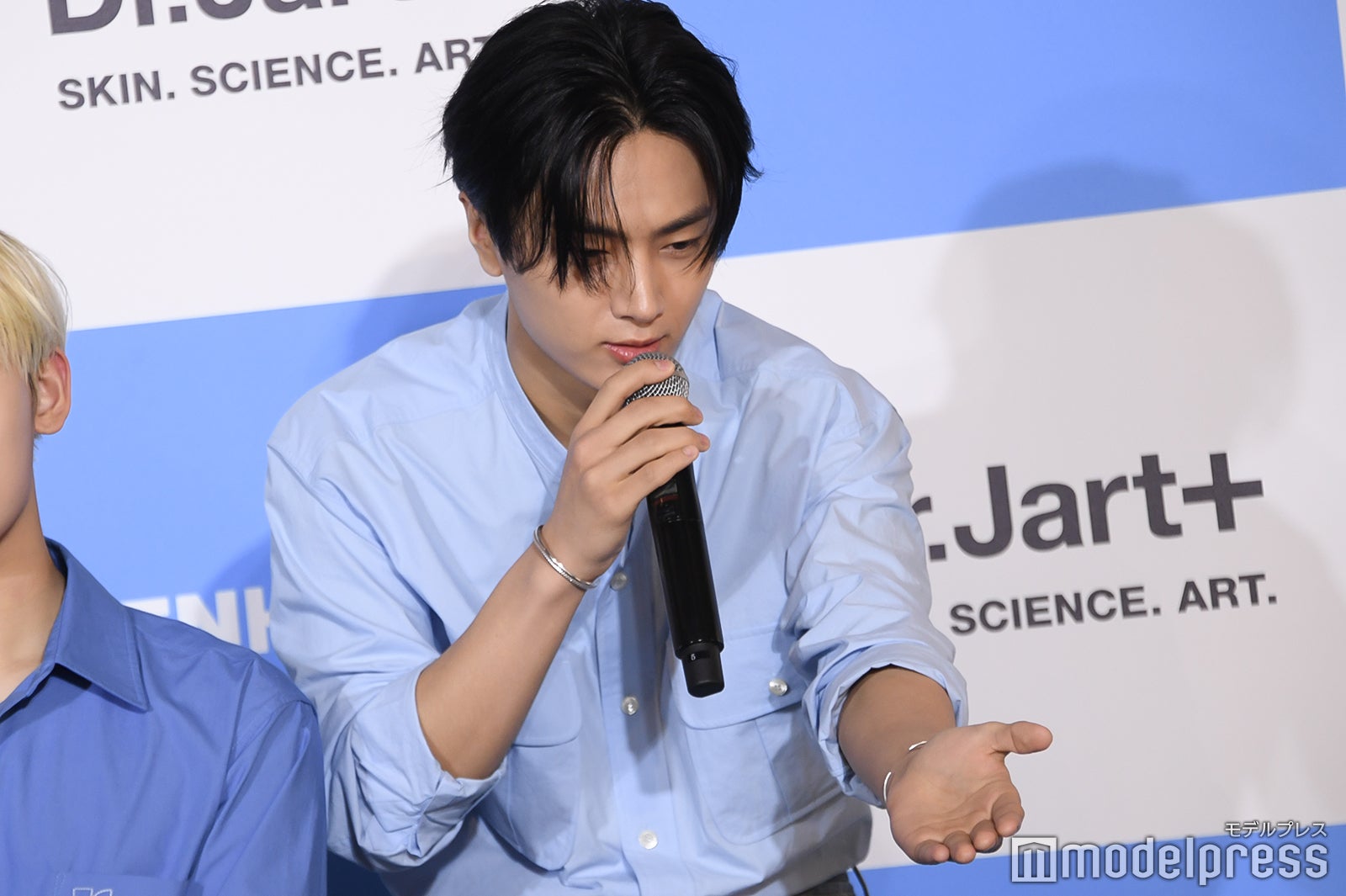 愛用品を指して日本語で説明するJAY（ジェイ）（C）モデルプレス