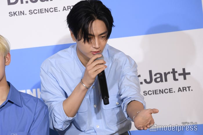 愛用品を指して日本語で説明するJAY(ジェイ)(C)モデルプレス