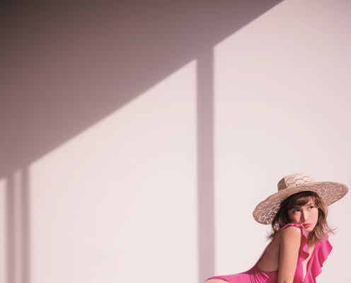 紗栄子、水着でセクシーヒップライン披露 ピンクでガーリー度全開