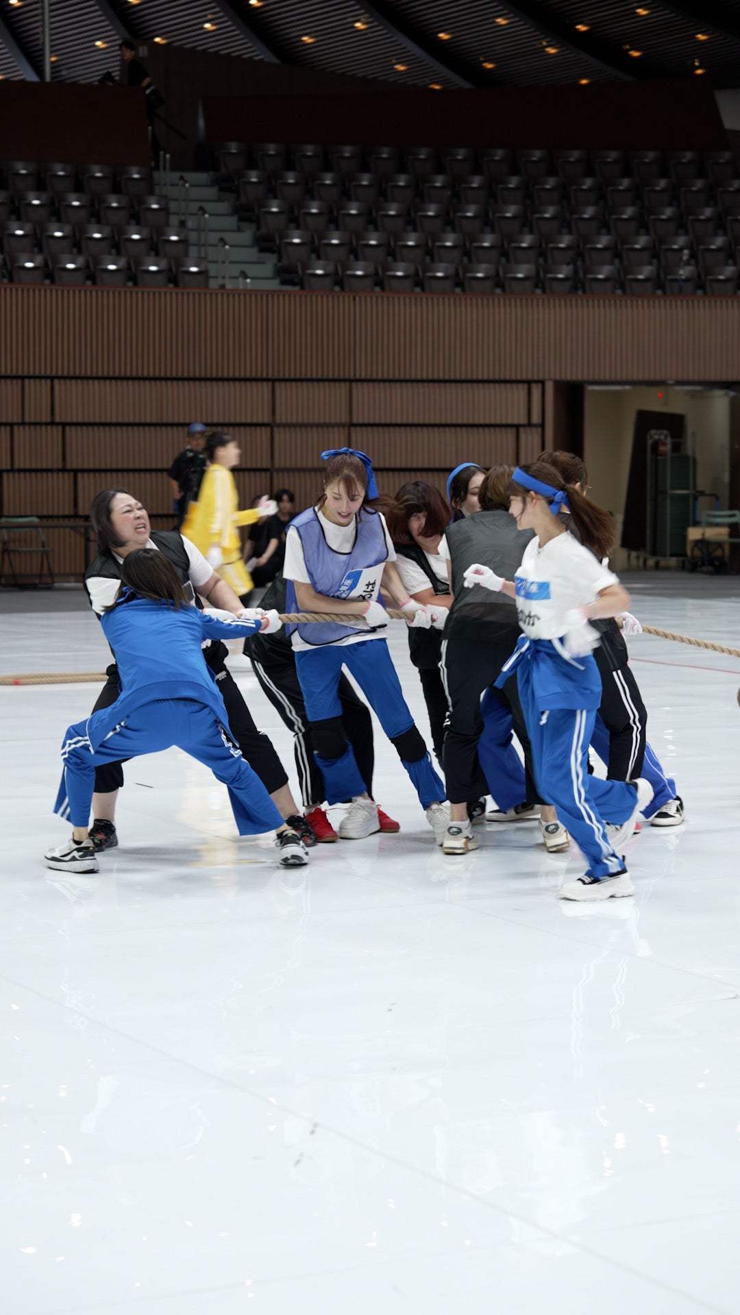 「ジャングル銀座」×「芸能人チーム」（提供写真）
