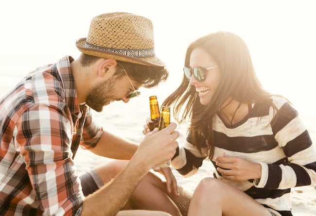 【彼の本音】酔うとボディタッチしてくる男性の心理とは？