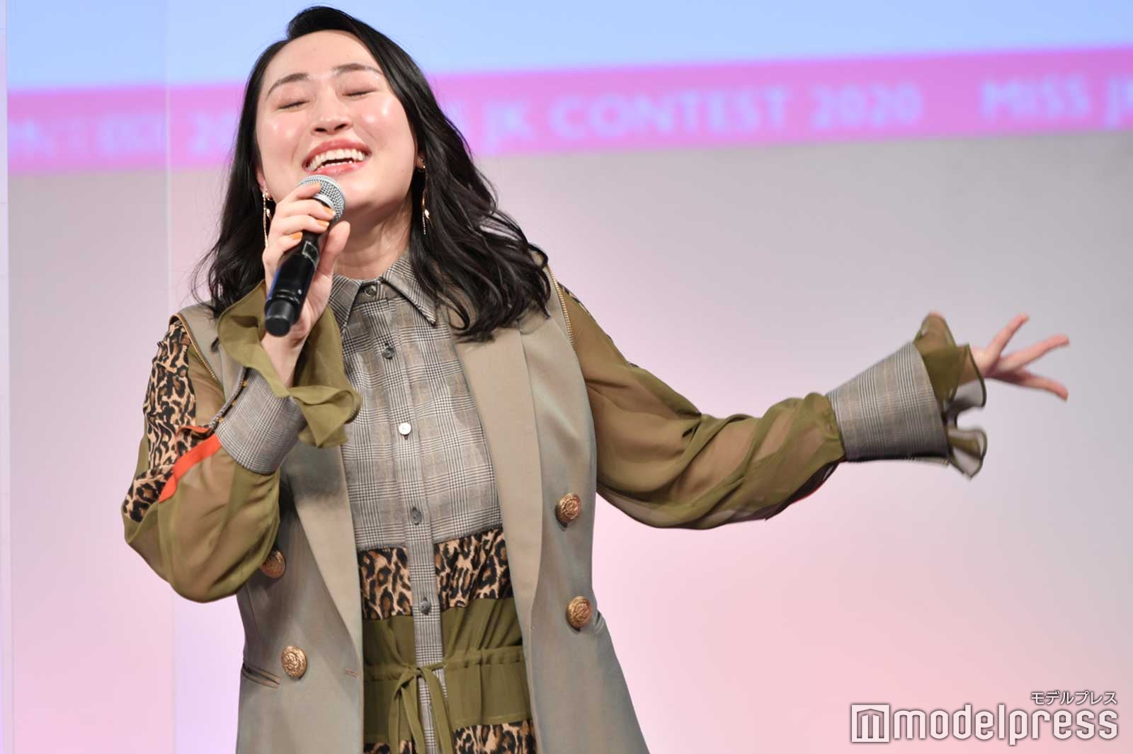 早くもひっかさんのモノマネをものにする丸山礼 （C）モデルプレス