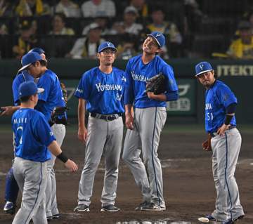 降板のDeNA・藤浪晋太郎に甲子園全体から異例の拍手 5回途中1失点で4四球1死球 相川監督は背中をたたいてねぎらう 4年ぶりの聖地登板