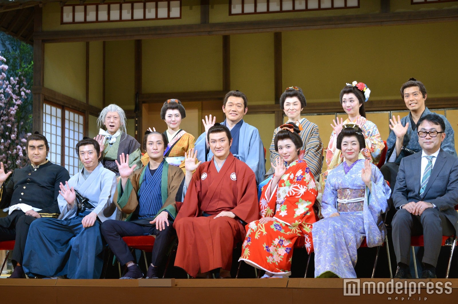 （前列左から）藤本隆宏、田中圭、松岡昌宏、中村獅童、松岡茉優、八木亜希子、三谷幸喜（後列左から）中村蝶紫、磯山さやか、飯尾和樹、高田聖子、妃海風、吉田ボイス（C）モデルプレス