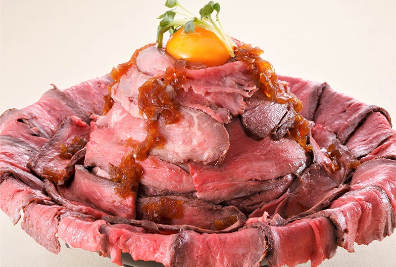 1ポンドメガローストビーフ丼2,380円、和牛1ポンドメガローストビーフ丼3,580円（各税込）／画像提供：セドナグローバル