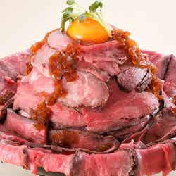 1ポンドメガローストビーフ丼2,380円、和牛1ポンドメガローストビーフ丼3,580円(各税込)/画像提供:セドナグローバル