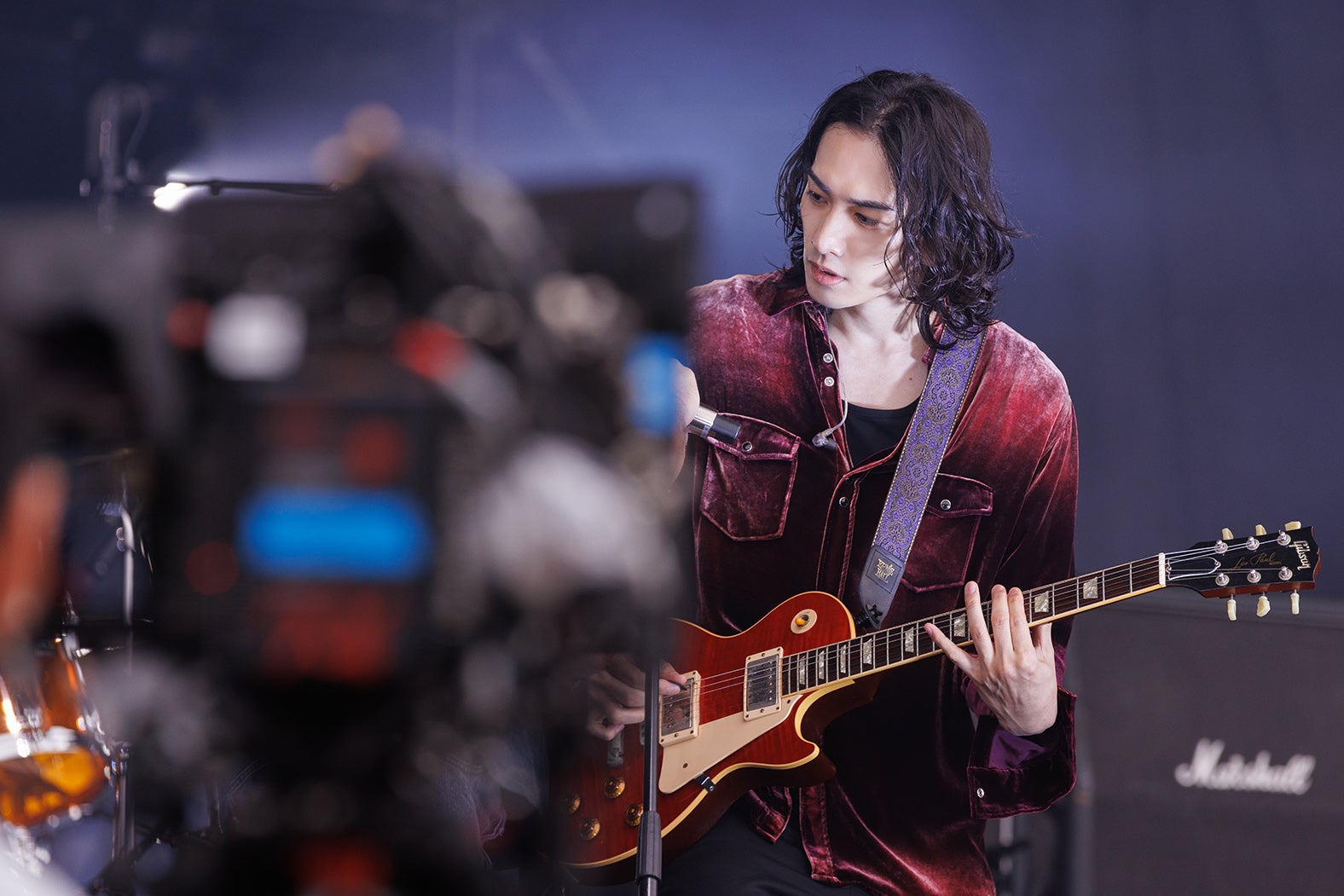 Netflix グラスハート エキストラ テンブランク ラバー リストバンド 佐藤健ら「グラスハート」劇中バンドTENBLANK、撮影裏側に迫る