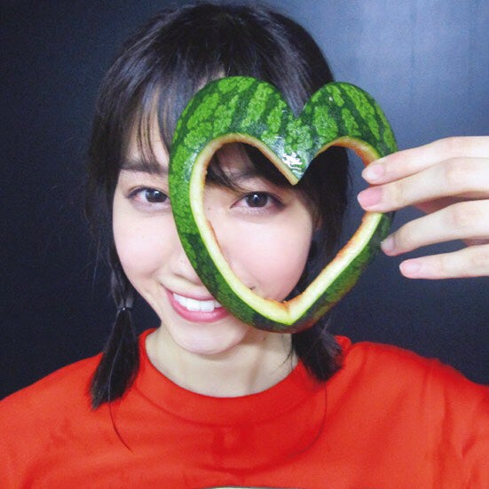 ハート形のスイカでおちゃめなポーズをとる西野七瀬（撮影／川後陽菜）（提供写真）