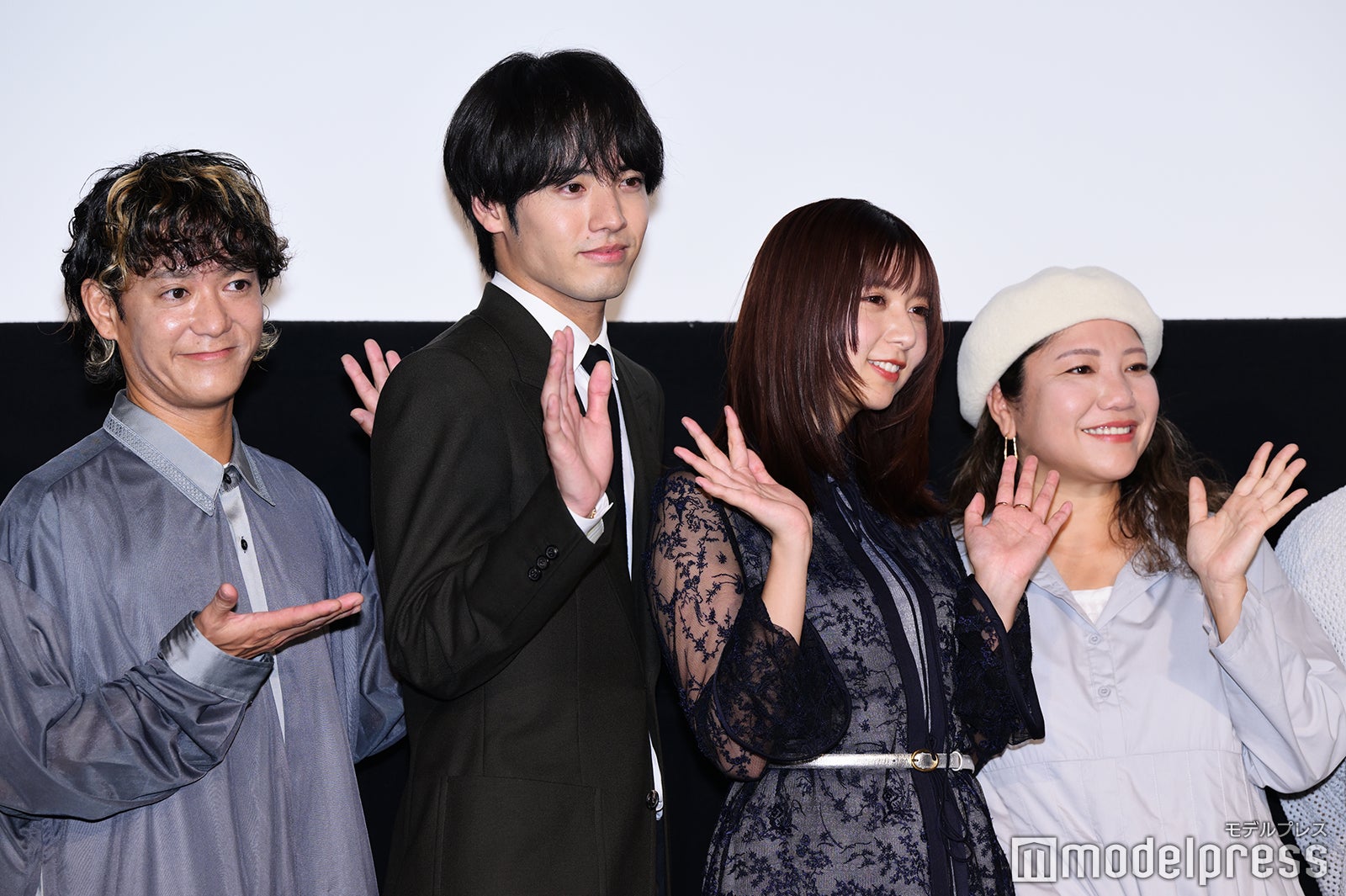 （左から）新里英之、赤楚衛二、上白石萌歌、仲宗根泉（C）モデルプレス
