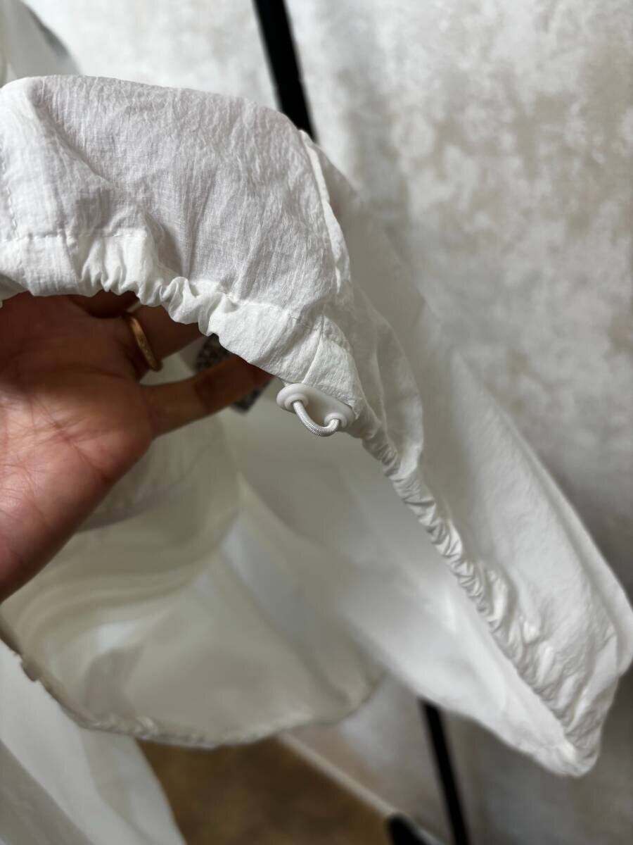 GU　UVカットシアーパーカ　裾ドロストディテール