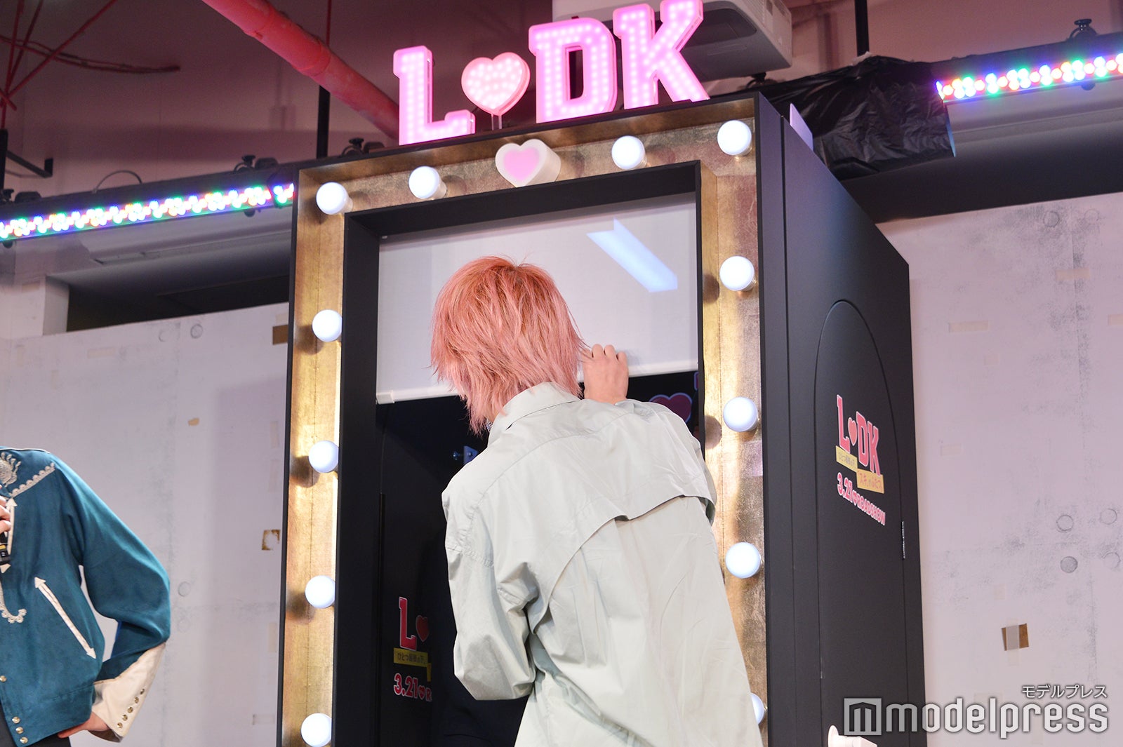 高校生カップルに「2人で好きにしちゃっていいよ」となぜかカーテンレールを下ろす横浜流星（C）モデルプレス