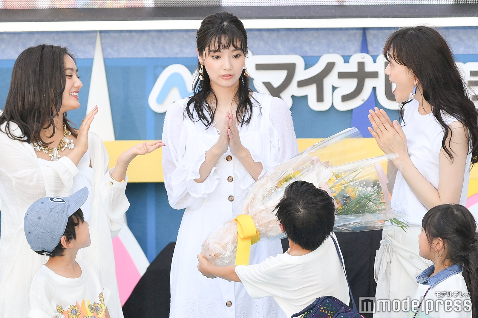 （中央）新川優愛 （C）モデルプレス