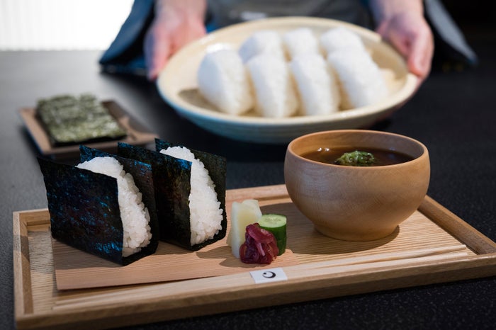 お茶の間ラウンジのおむすび／画像提供：星野リゾート