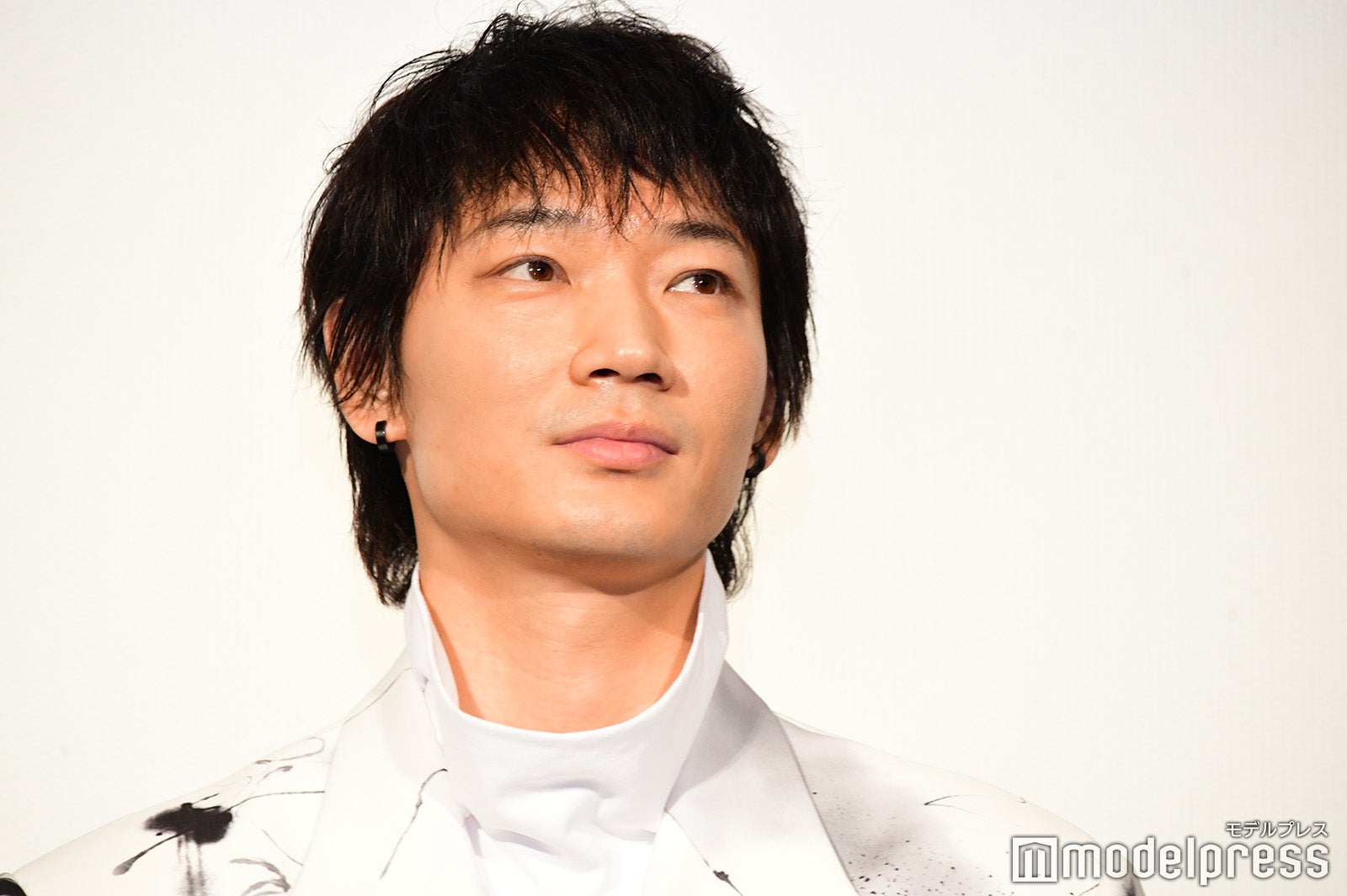 黒髪の綾野剛（C）モデルプレス