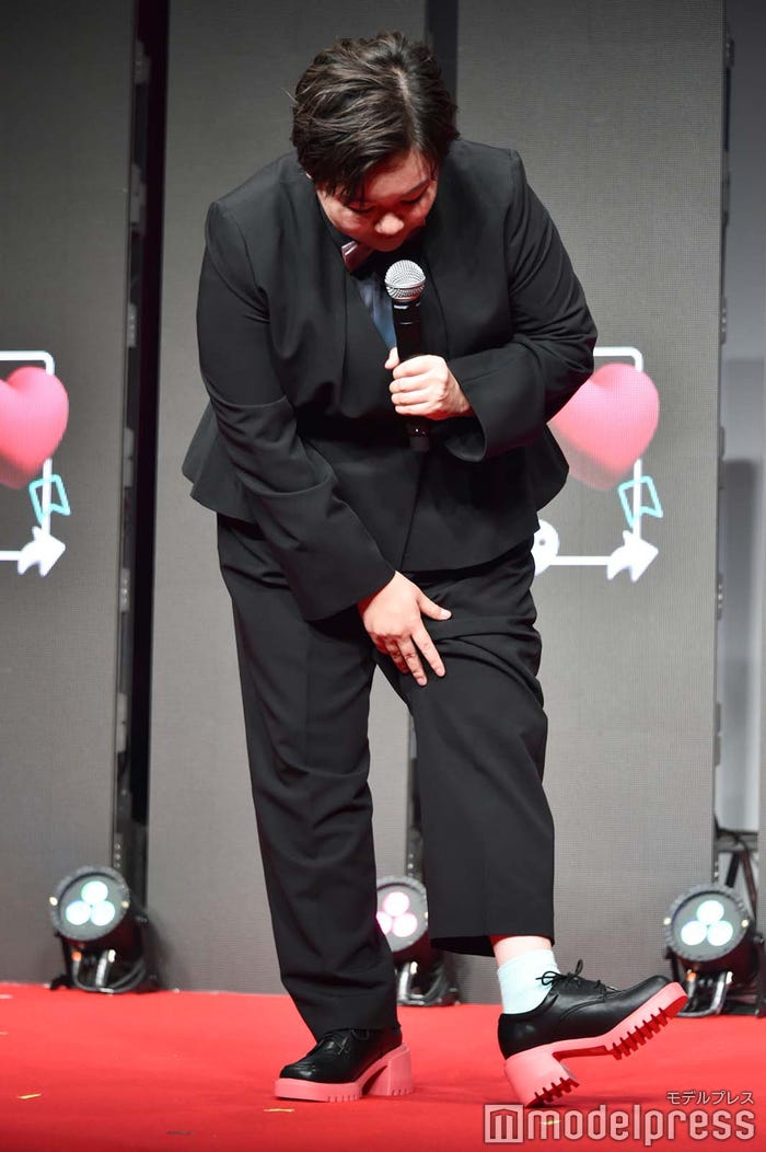 水色の靴下を披露するやす子(C)モデルプレス