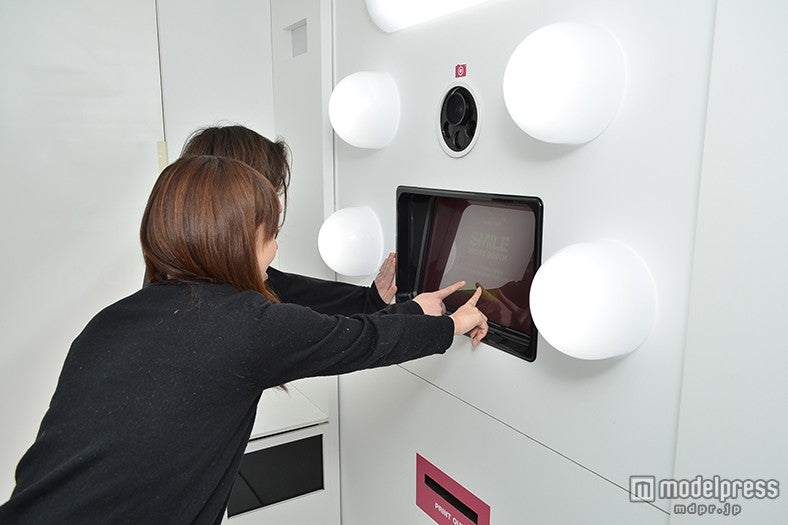 写真シール機のような液晶ディスプレイを操作