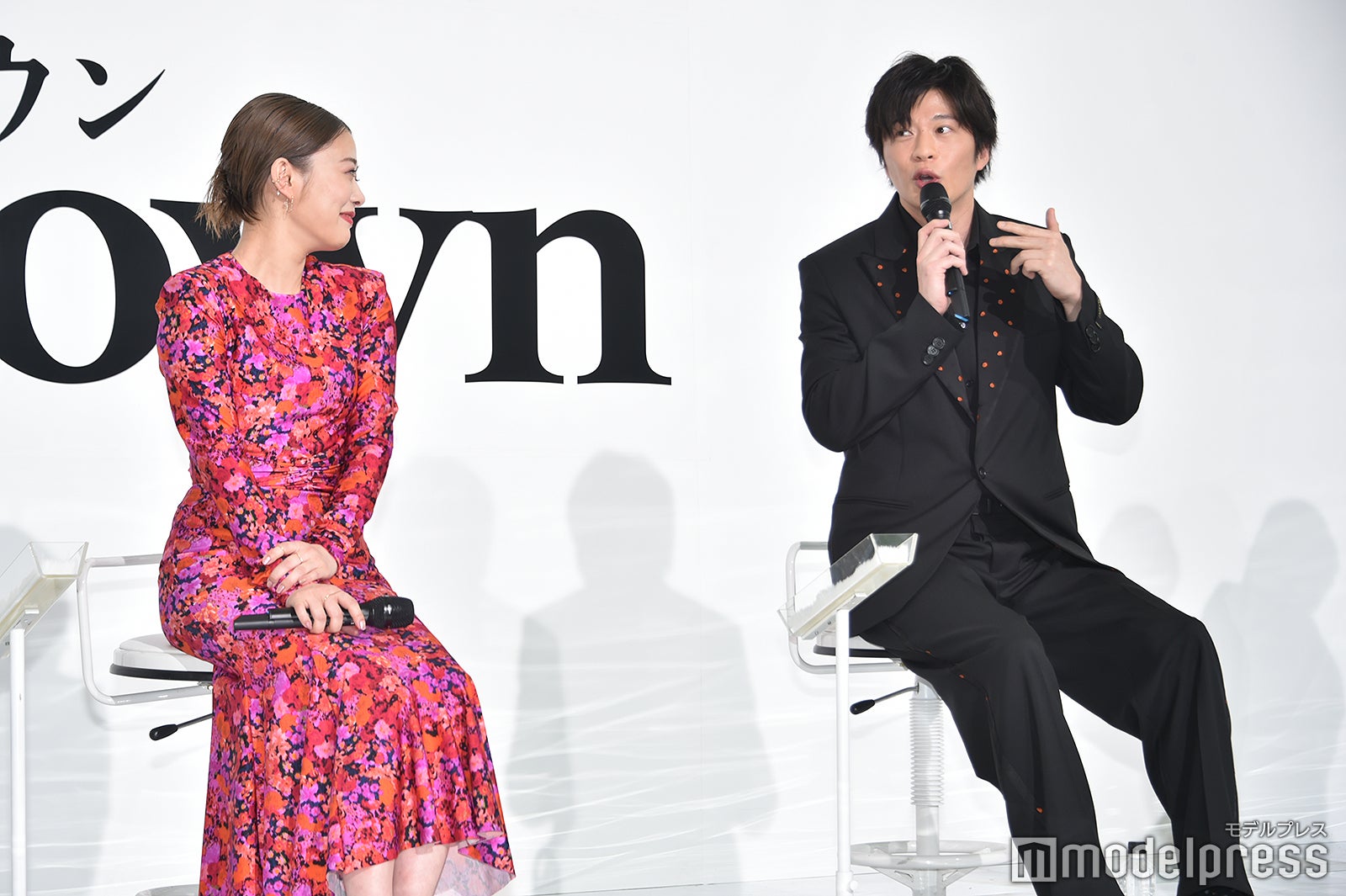 キスシーン直前にお弁当を食べていた高畑充希に驚きを隠せない田中圭（C）モデルプレス