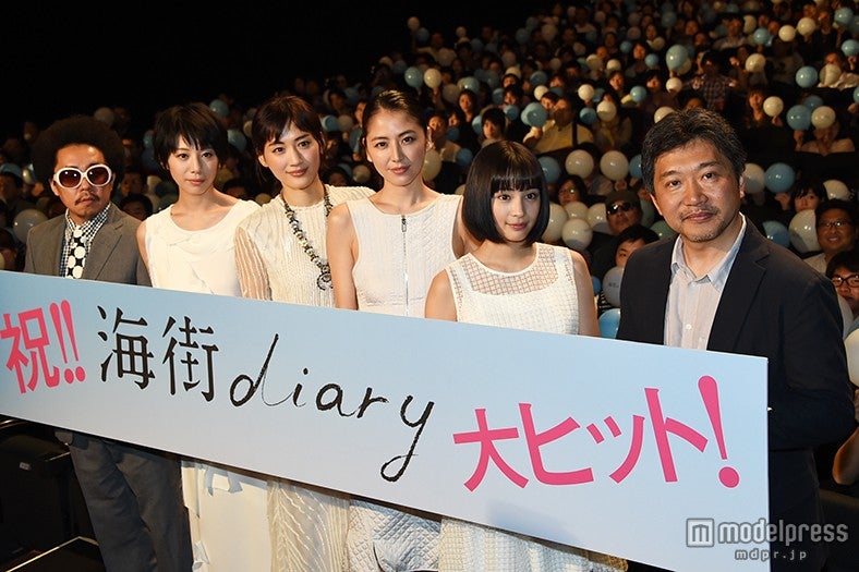 （左から）池田貴史、 夏帆、綾瀬はるか、長澤まさみ、広瀬すず、是枝裕和監督